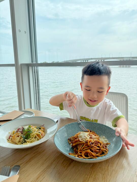 原来这就是长期被父母凝视的后果