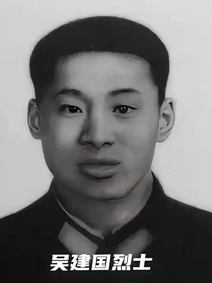 1979 年对越自卫反击战，17 岁新兵吴建国在奇袭高地战斗中身负八处重伤倒地。