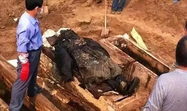 1966年，北京发现了太太监李莲英的墓。当专家打开棺椁时想要移开李莲英的尸体时，