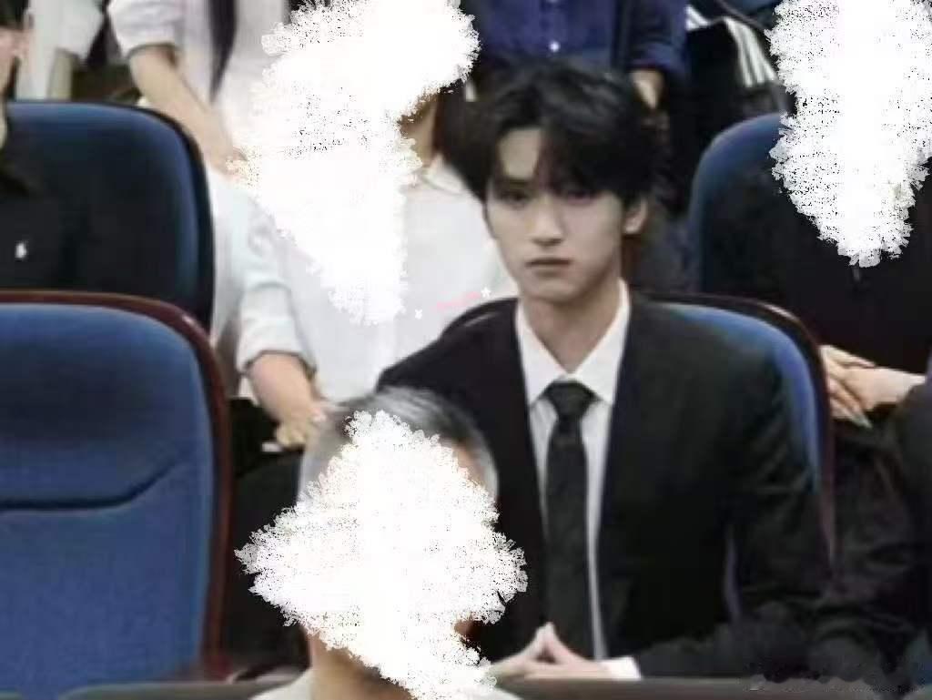 严浩翔毕业答辩合照严浩翔答辩合照严浩翔毕业答辩合照 欧巴你为什么会在这里 