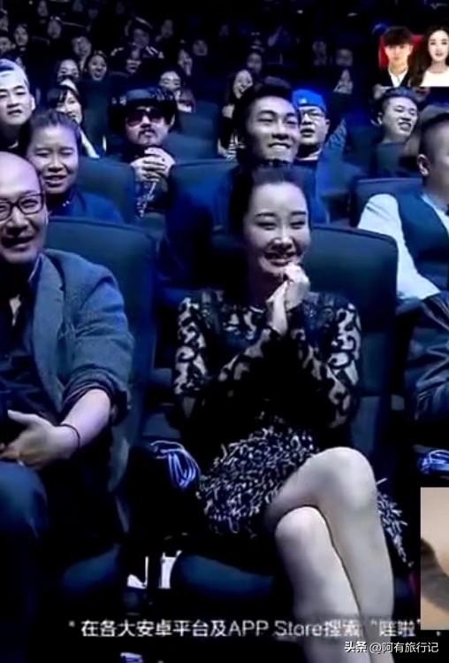 许晴和谁坐在一起啊，这么的开心，是不是在电影厅看电影啊。