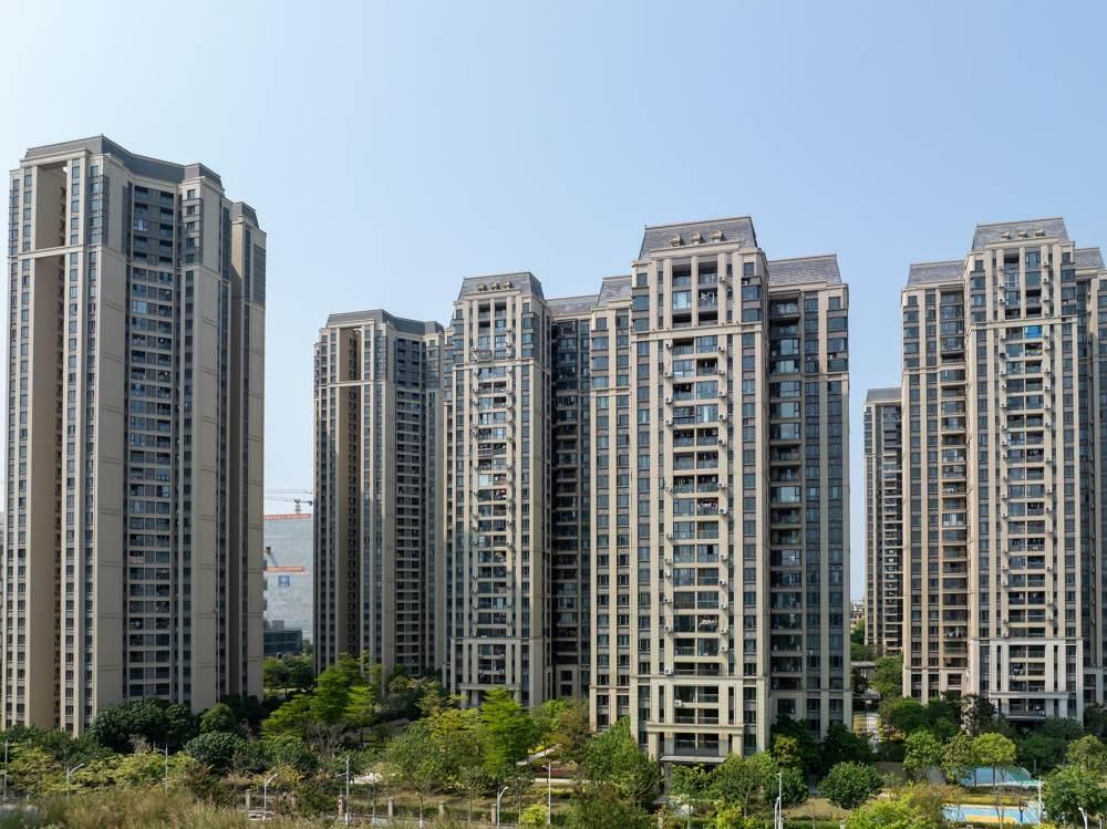 现房销售时代来了，中国房价的底层逻辑正在被彻底重构。
最近，住建部、自然资源部、