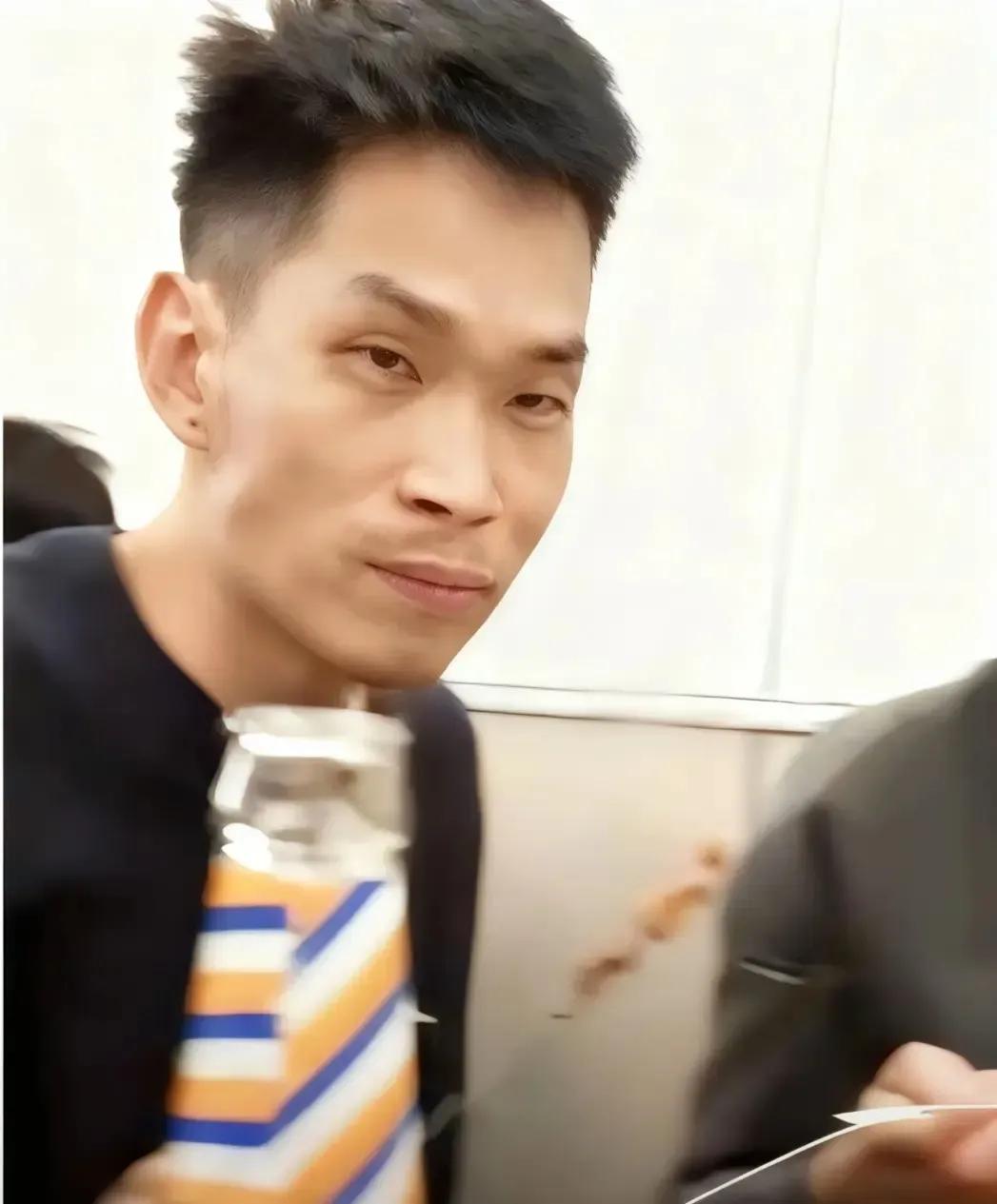 千万别迷信“发小情深”，有些人的心肠，真的比面相还狠！
梁先生到死都想不到，
