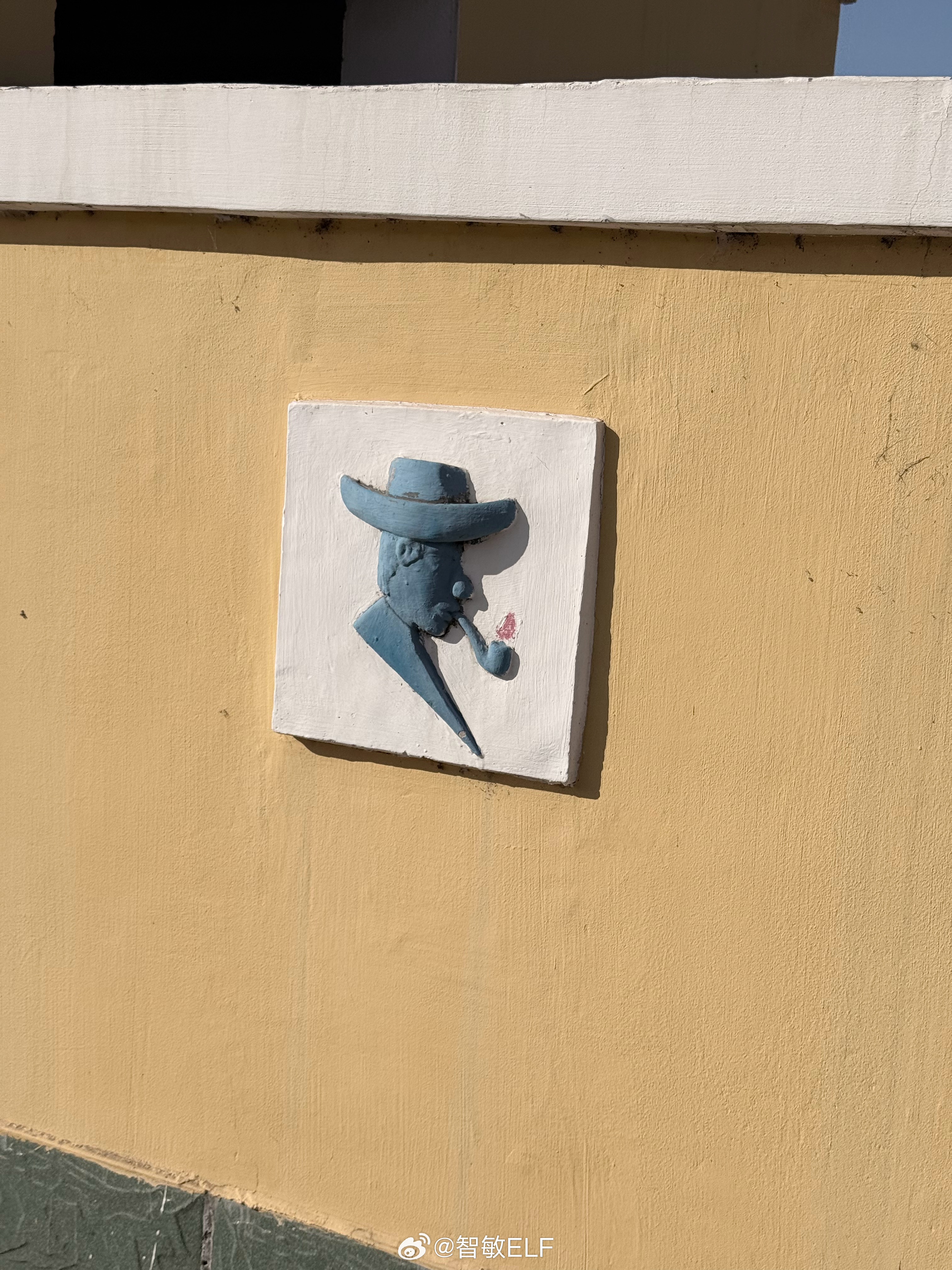 哈哈哈哈这是内蒙古茅厕的画风这俩小人还怪可爱的 ​​​