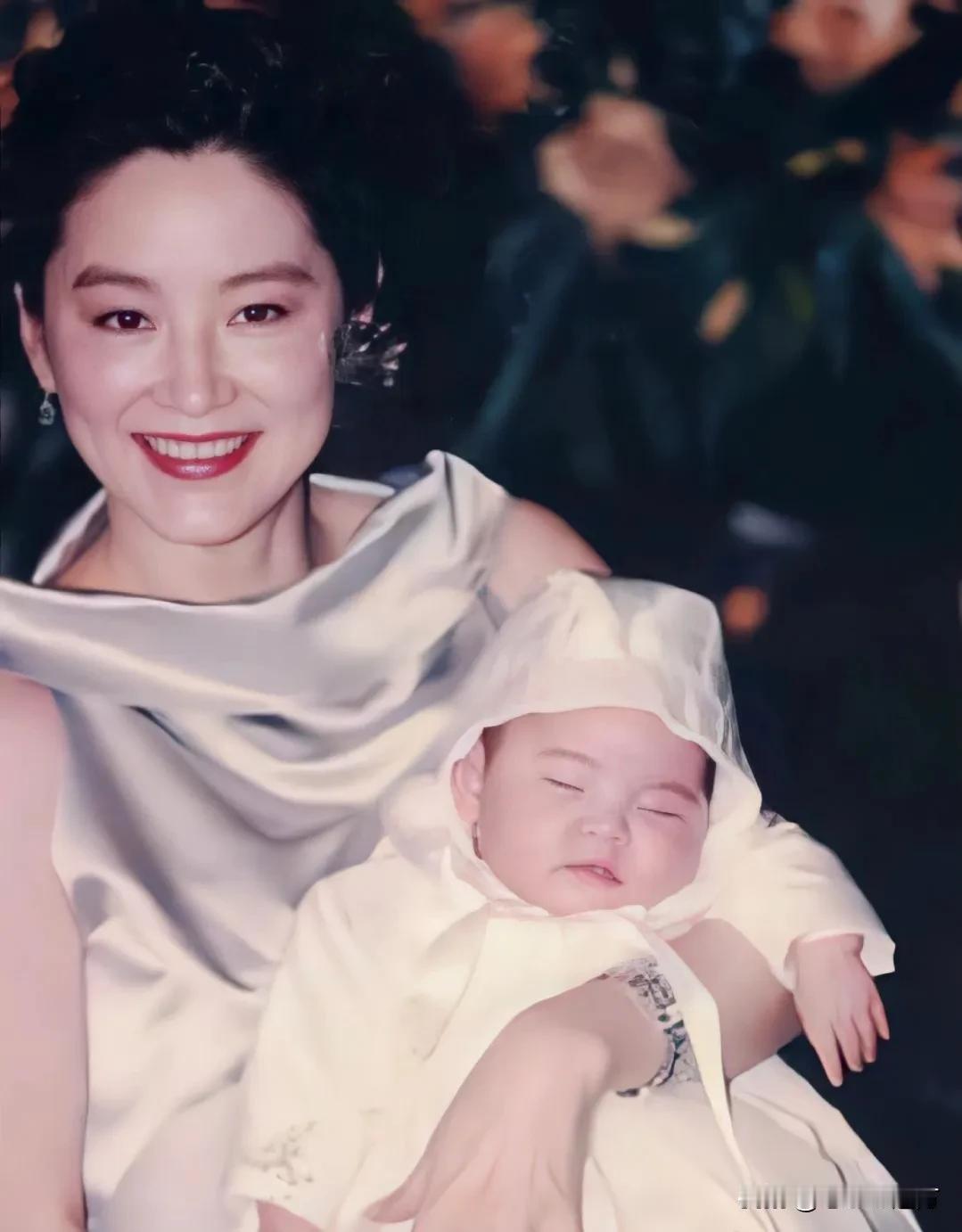1994年6月， 林青霞与邢李源这位富商举行了婚礼，立刻引起了公众的热议和讨论。