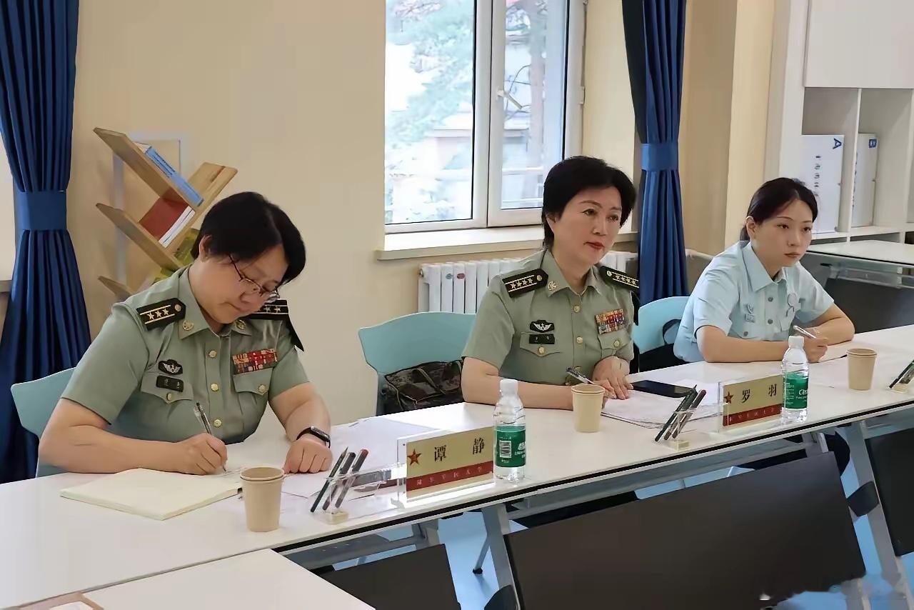 正师级大校，这种级别的女军官，放眼全军应该不多见吧，一般别说女性军官，就是男性能