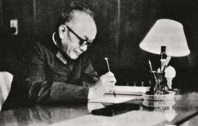 自己被罢官、子女受牵连，他却在1980年第一个力挺毛主席：当年我也举手，现在不认