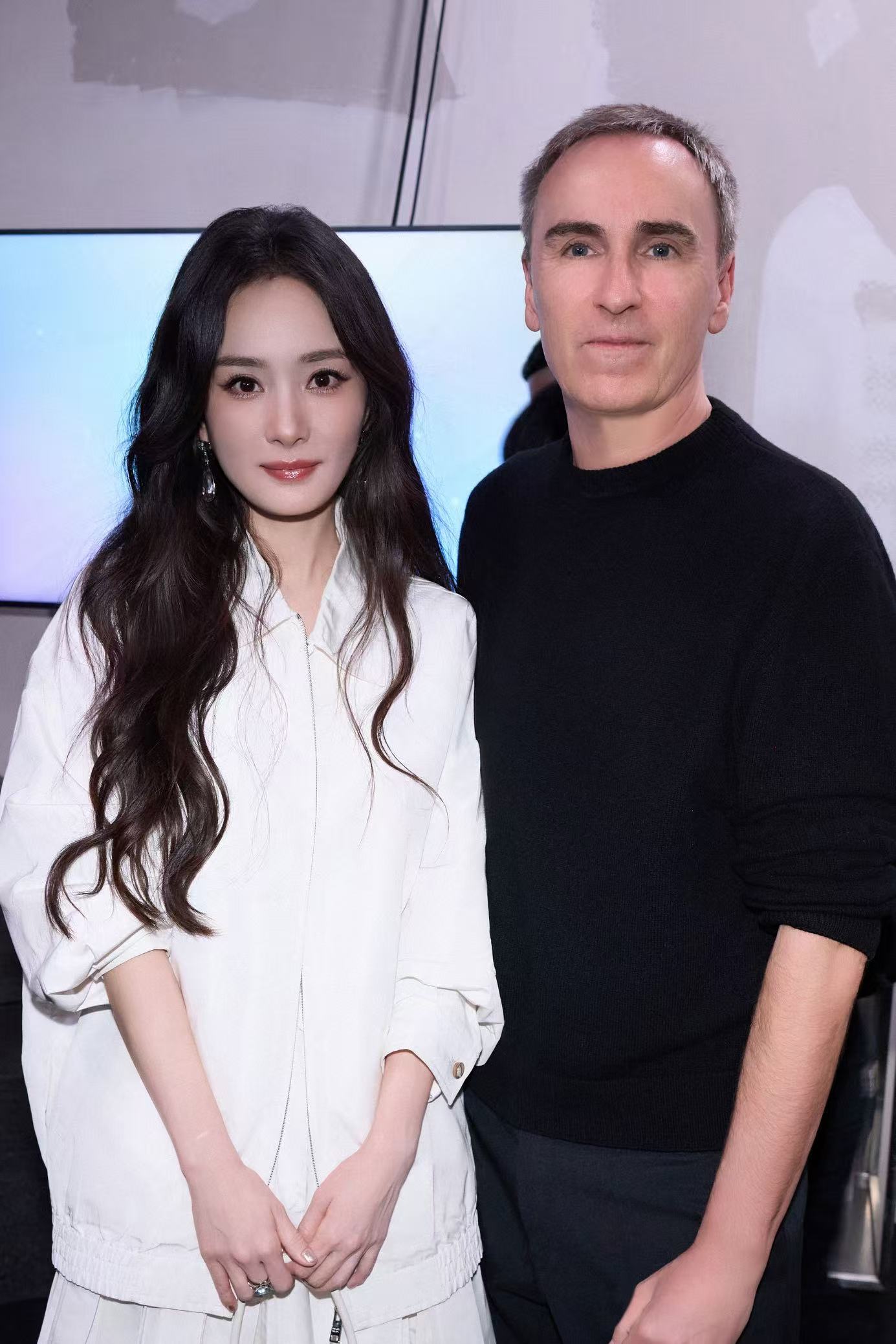 杨幂 Top登陆少年与Prada设计师合影