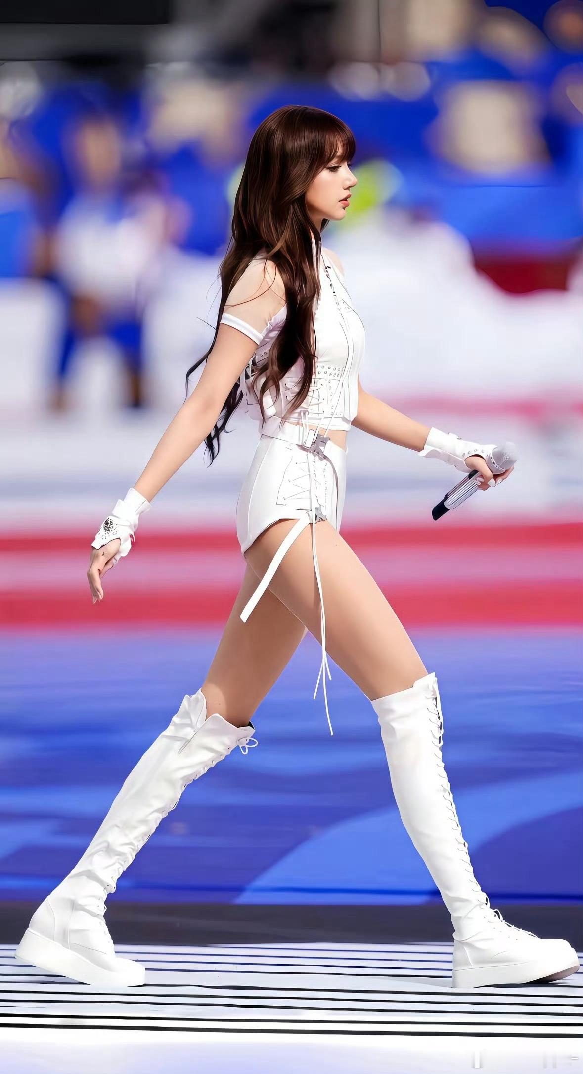 Lisa的腿长lisa的腿长 Lisa世界杯开幕式表演，纯白战袍➕白色高筒靴表演