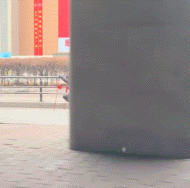 手持红缨枪，脚踩风火轮。