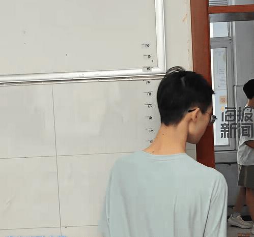 山东某中学高一新生测身高，老师预估顶多1米75，一堆学生直接超1米85，当场看愣