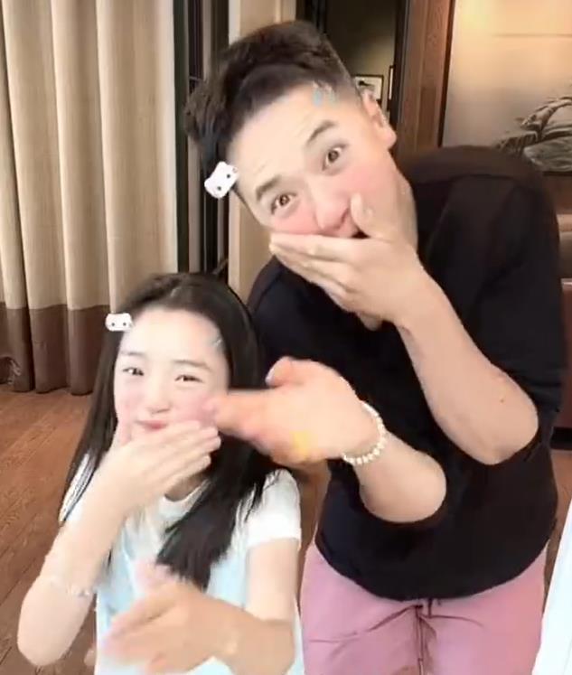 小酒窝和爸爸在一起就像小孩子 父亲在女儿眼里不仅是提供庇护的长辈，更是可以无话不