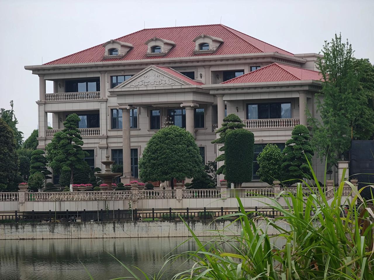 长沙碧桂园超级豪宅，没有最豪，只有更豪！每一栋都是天价。
长沙松雅湖，沿捞刀河一