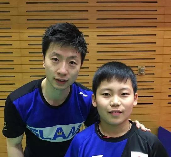 网上有日本乒乓球选手松岛辉空与马龙、陈梦和孙颖莎的合影图片，松岛辉空笑得自然，发