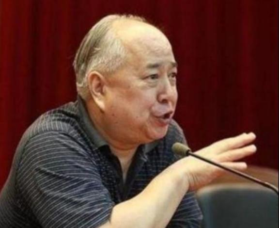 “中美差距有多大？”中国科学院院士姜伯驹曾经一语惊人：“不是别人卡我们脖子，而是