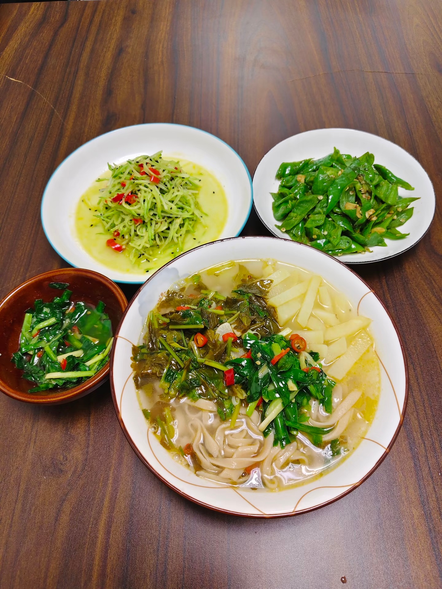 甘肃浆水面 这玩意整体味道偏酸一些，搞点面条夏天解暑，很多人不一定能受得了这个味