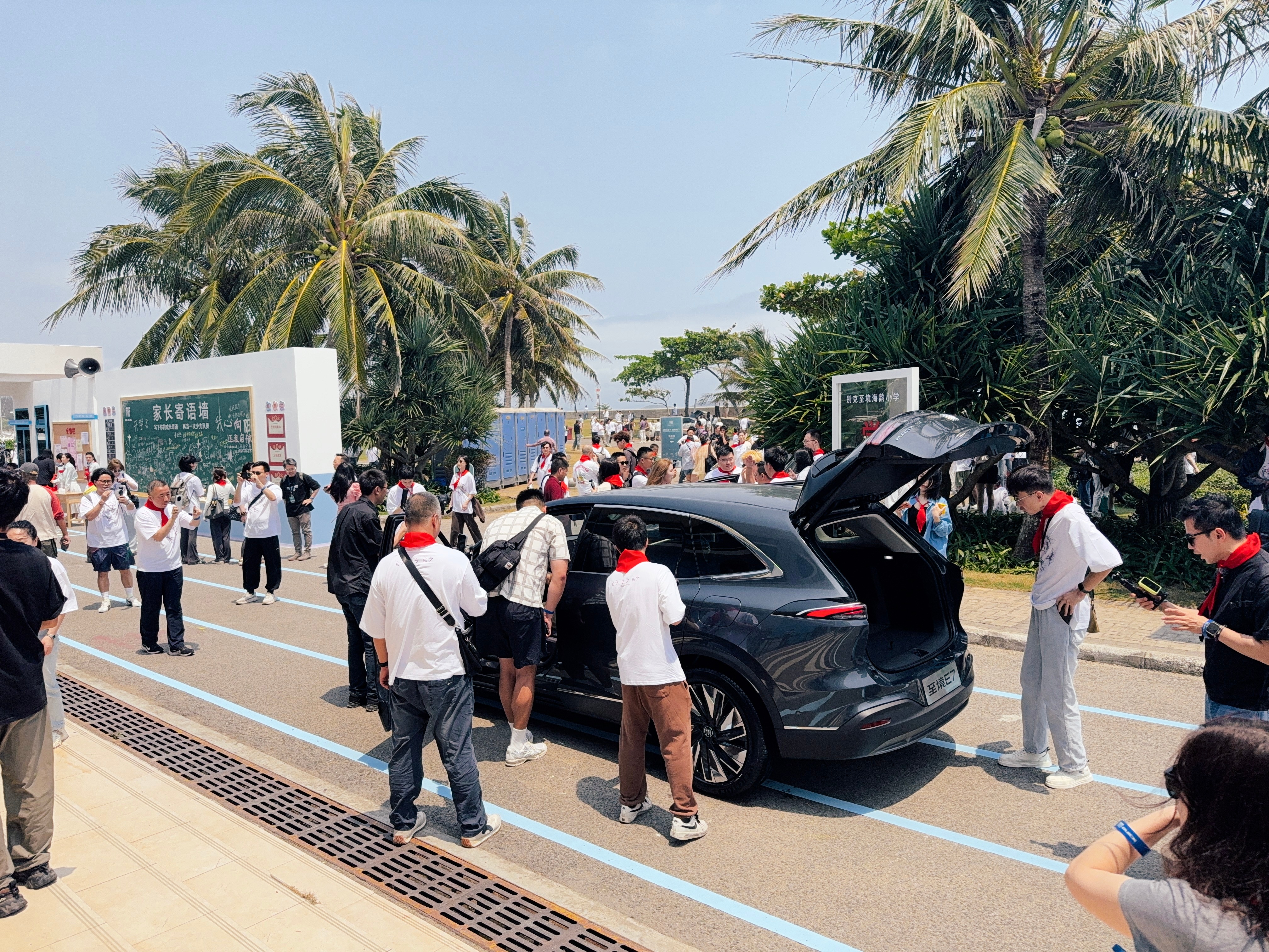 瞬间回到学校读书的感觉，在小礼堂听樊登老师讲课。听听别克至境E7在车轮之上，在往