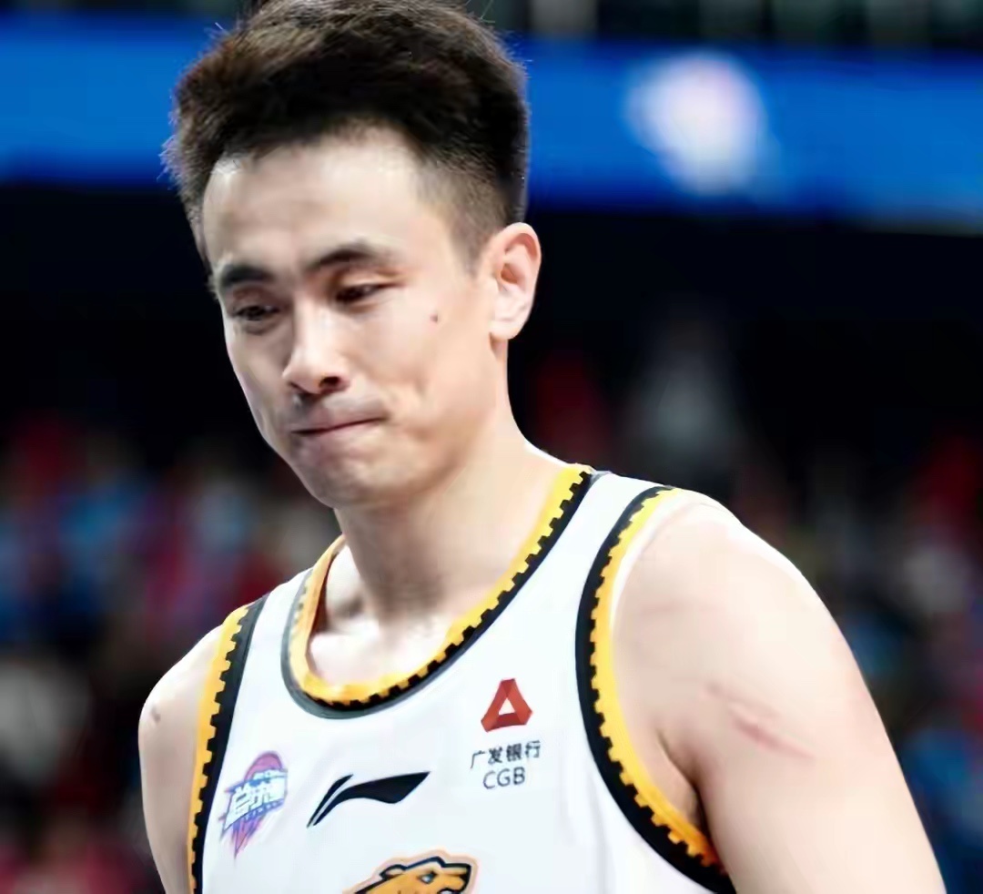 CBA疯狂一夜！积分榜彻底洗牌：榜首易主辽宁爆冷跌出前二，广东升第三上海11连胜