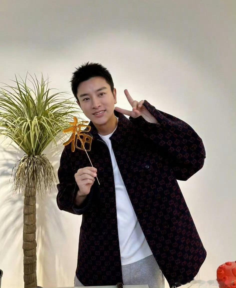 甜馨陪贾乃亮过42岁生日  真的是很羡慕亮哥，甜馨陪贾乃亮过42岁生日两个人同框