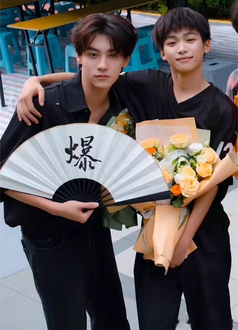 俺又来求求了 200个宝宝帮俺评一下 一人一条就好谢谢泥萌～雷朋99999999