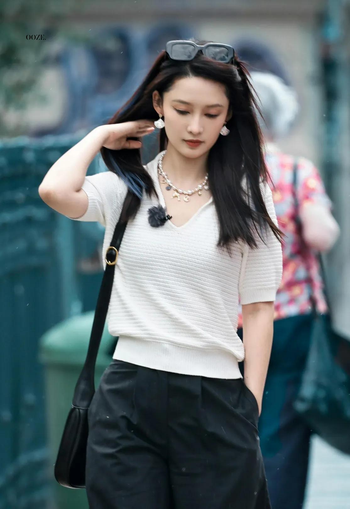 被李沁这套私服狠狠种草！
米白Polo衫+黑色阔腿裤，不挑身材的万能搭配公式，温