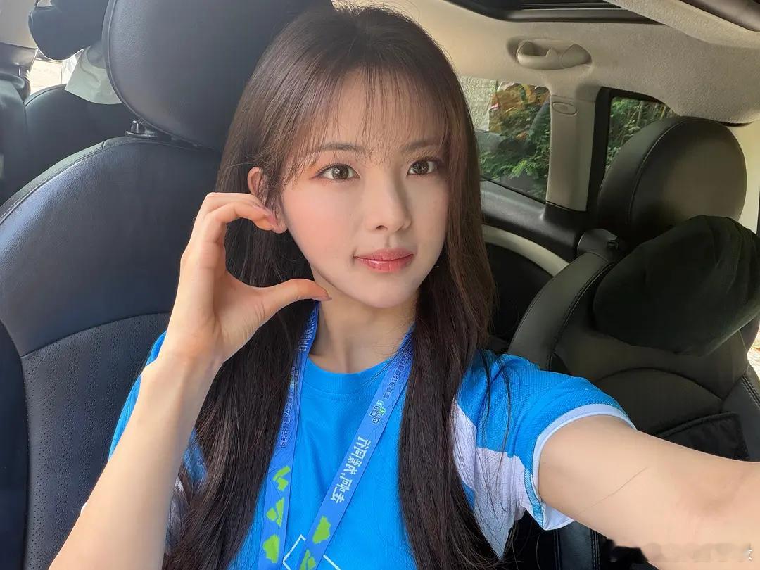 杨超越还挺适合刘海 