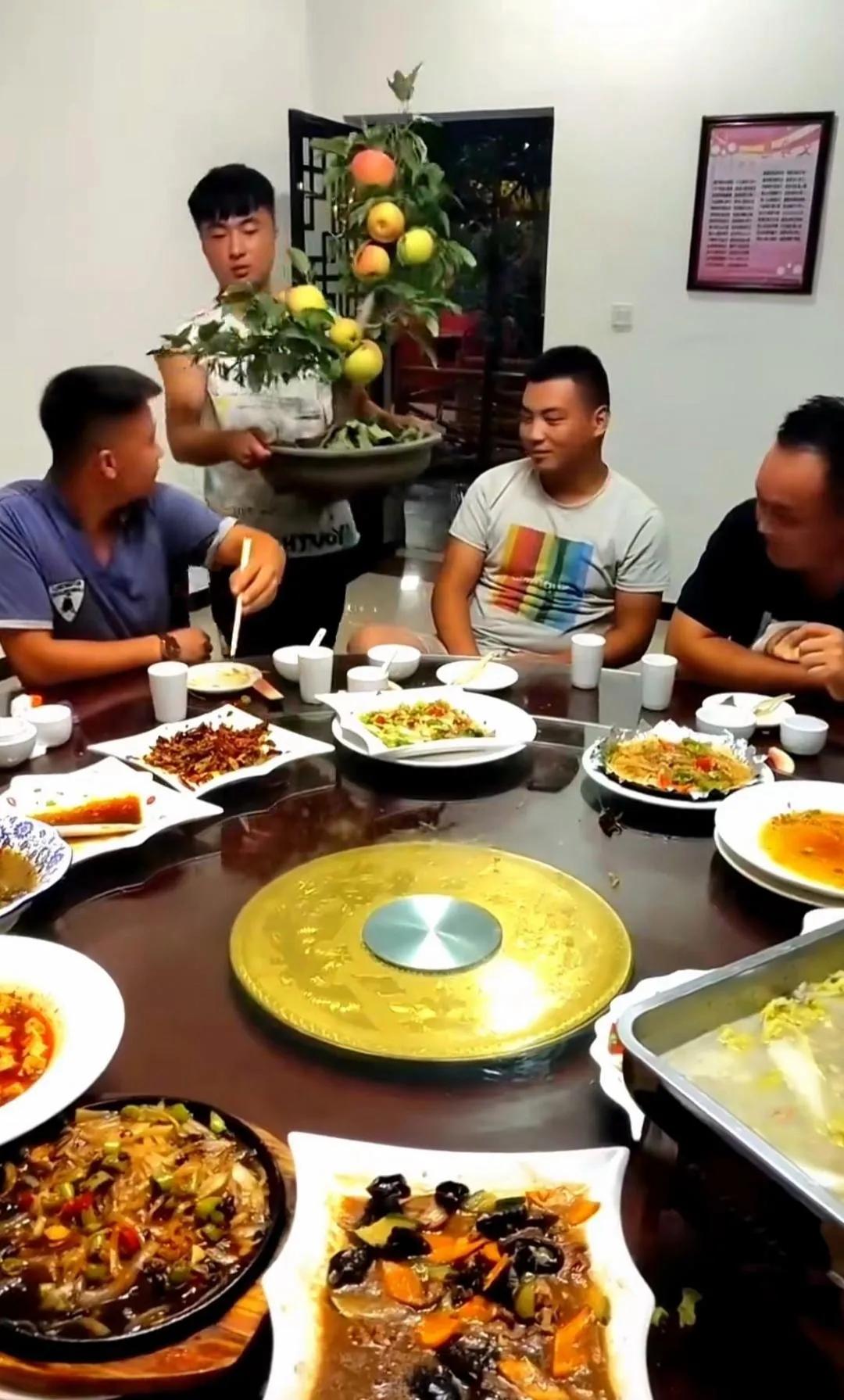 去饭店吃饭，老板送来了一盆苹果，现摘现吃的那种，吃不了可以连盆打包带走。

现在