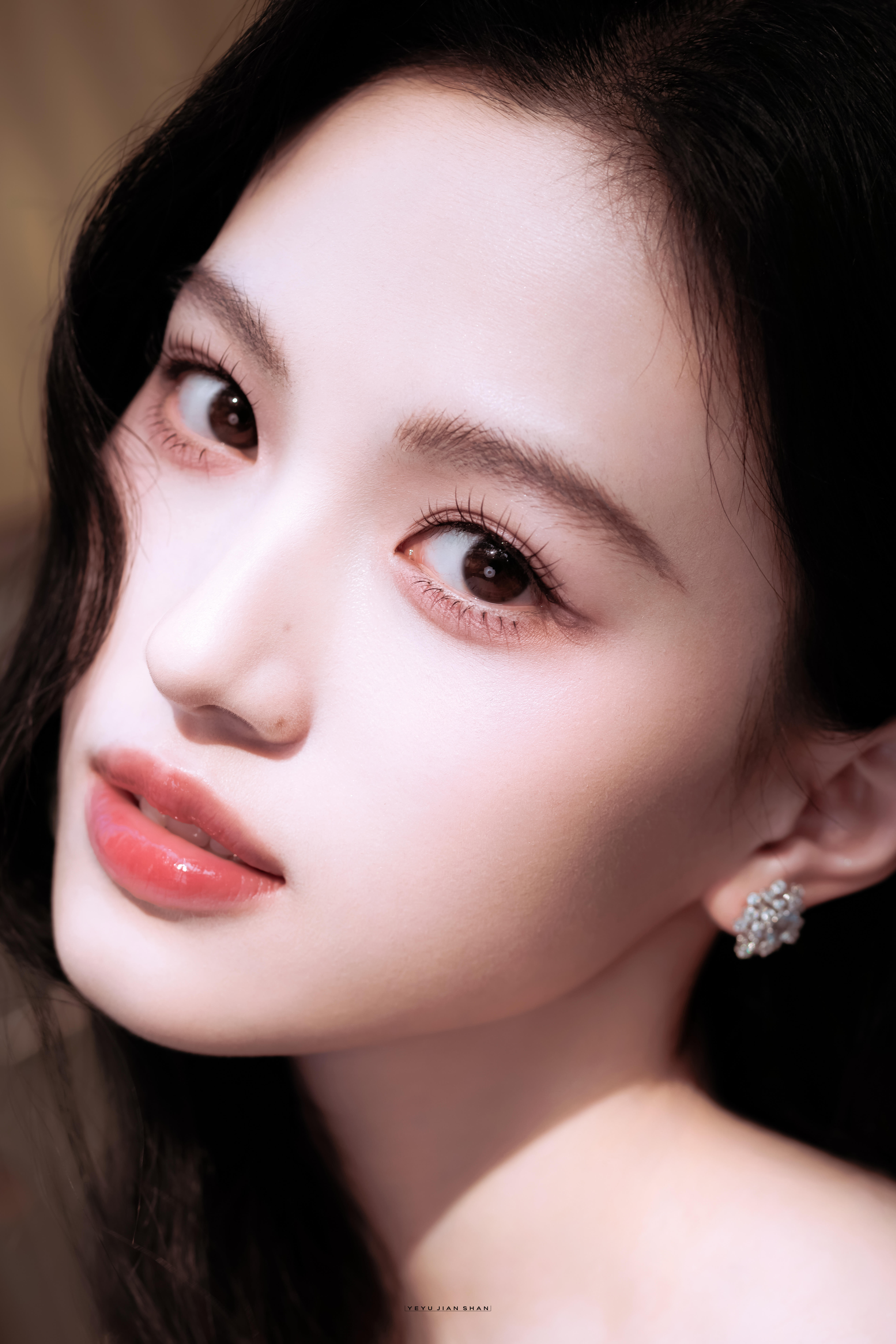 沈羽洁现实版落跑千金没错了 将高级定制穿入市井，如同把钻石镶嵌在粗粝的原石上。沈