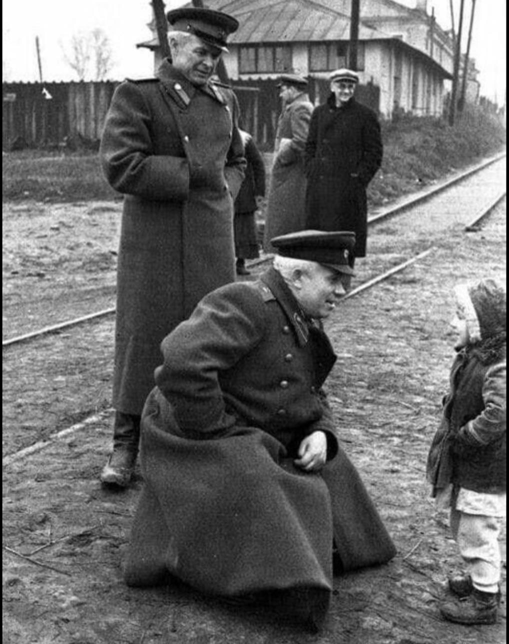 ，收复基辅后，时任乌克兰第一方面军政委的赫鲁晓夫（中将）与孤儿交谈。