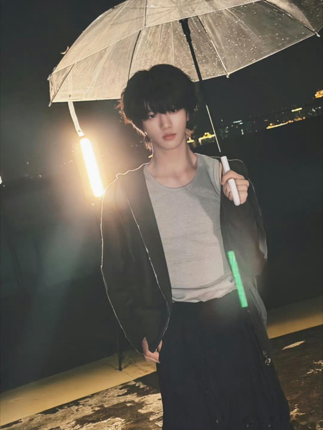 张函瑞撑伞神图一把雨伞衬出清冷温柔气质，周身氛围感直接拉满，少年安静伫立的模样氛
