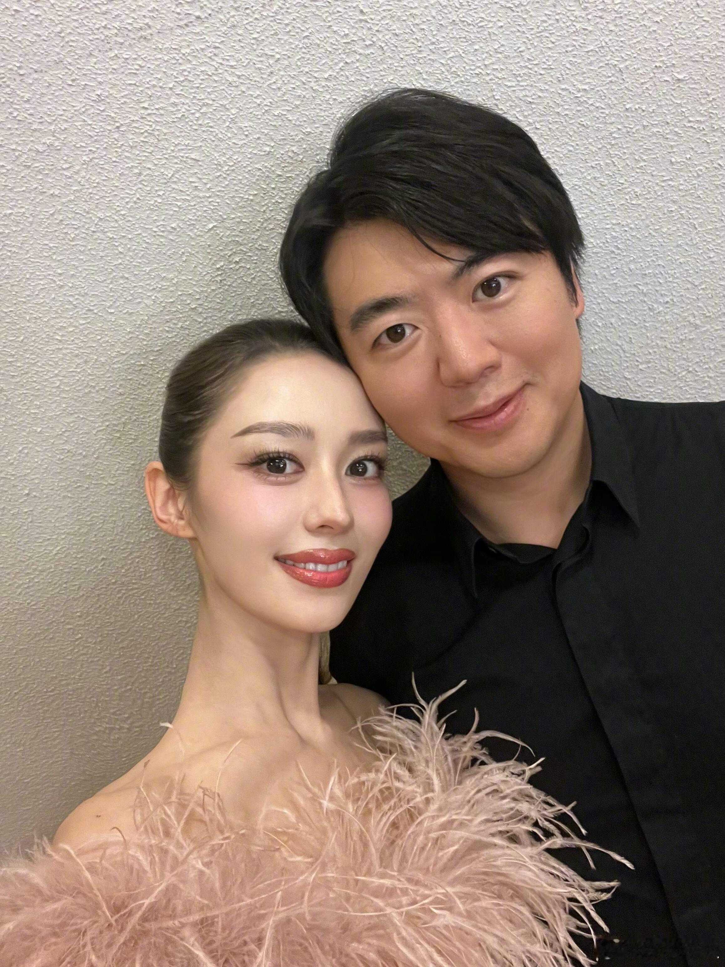 吉娜晒和朗朗贴贴合照吉娜朗朗贴贴合照 吉娜晒和朗朗合照，贴贴太甜啦