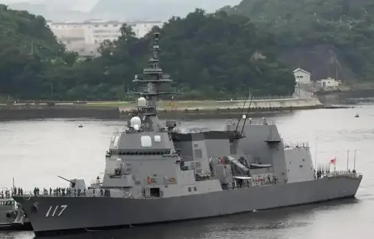 日本海自的雷号驱逐舰(DD-107)，抵达菲律宾苏比克湾外海了。

现在网友在想