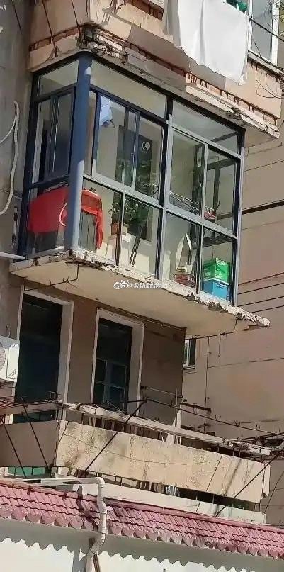 这咋整的，我都不敢去阳台了，我能不能起诉他 ​​​