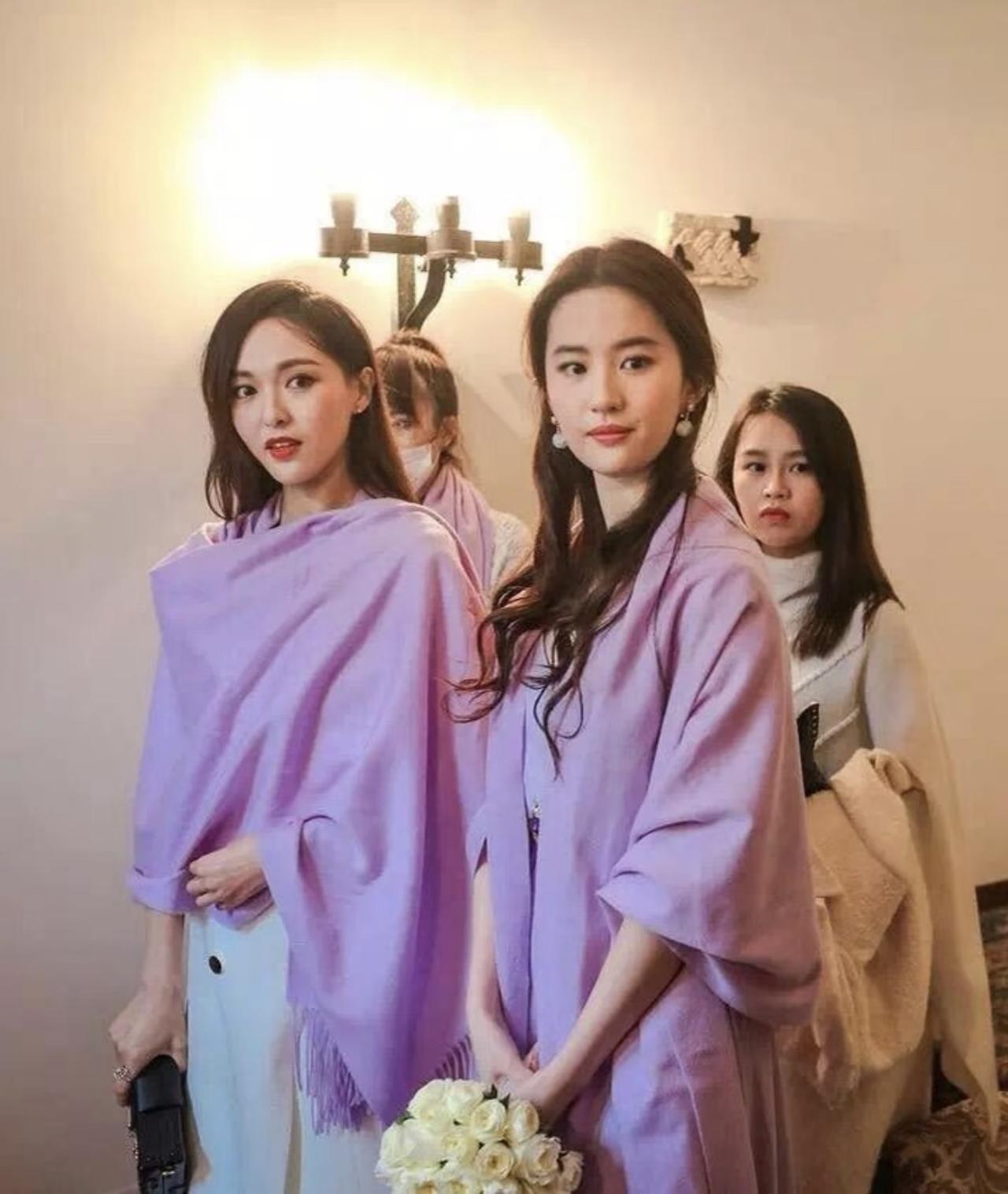 刘亦菲与唐嫣同框美照，2016年，两人现身意大利为张靓颖当伴娘时的画面。

刘亦