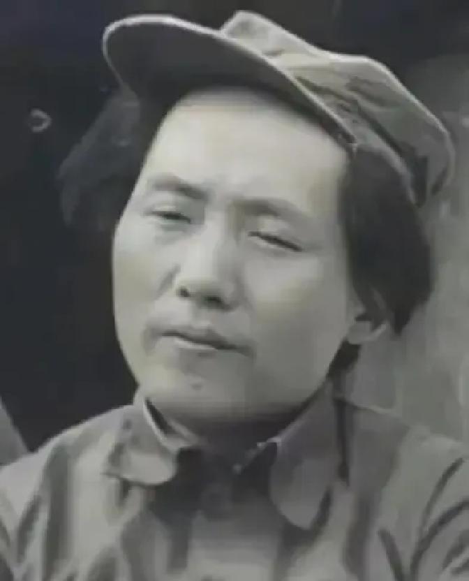 毛主席生活随便，爱说笑，在长征路上头发长得老长，叫他理发他不理，说要打了胜仗才理
