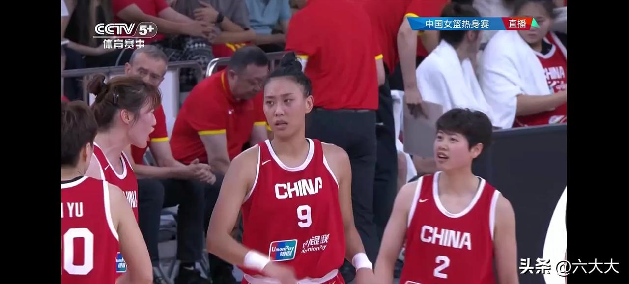 你们发现没？中国女篮与尼日利亚热身赛中，有一名球员的球衣有点“特殊”，那就是唐子