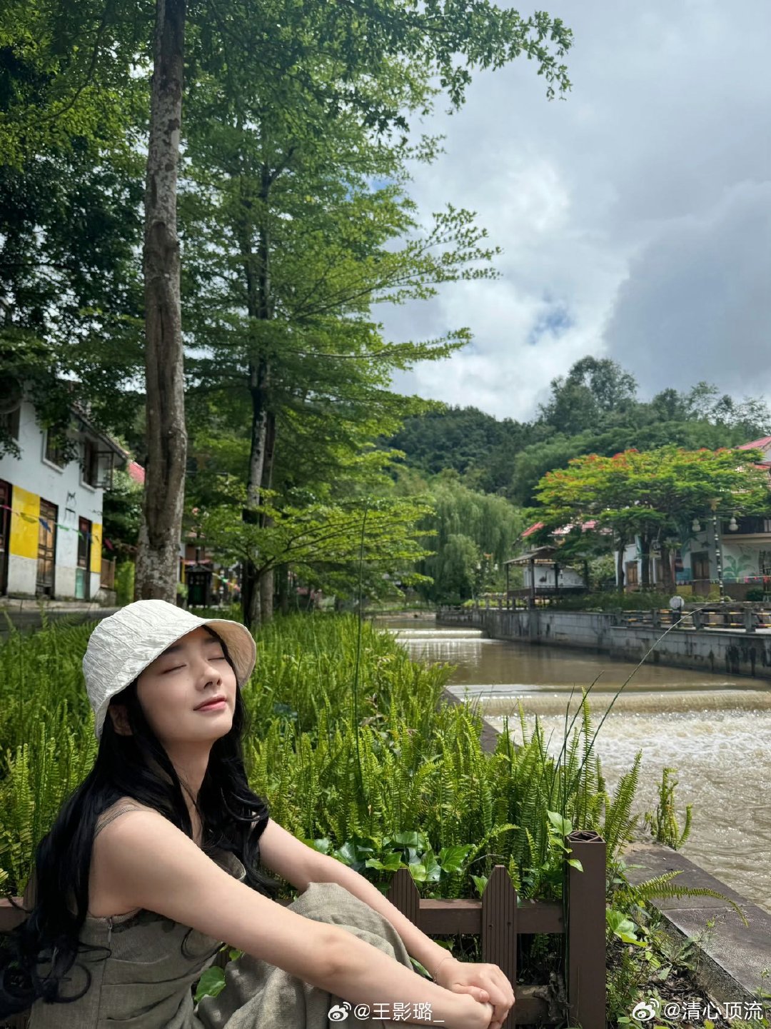 素颜无修的王影璐 她的五官比例很协调，不管正面还是侧面都很好看。 ​​​