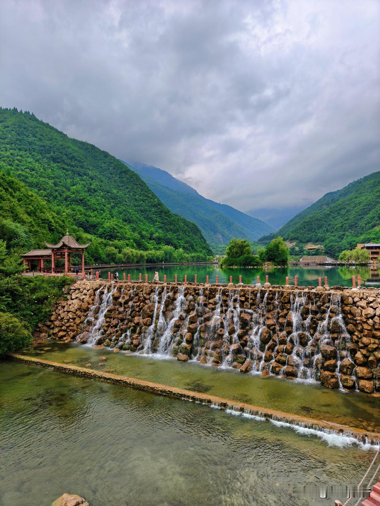 总以为甘肃只有戈壁荒漠，直到走官鹅沟才懂，西北也藏温润山水。
黄土高原与青藏高原