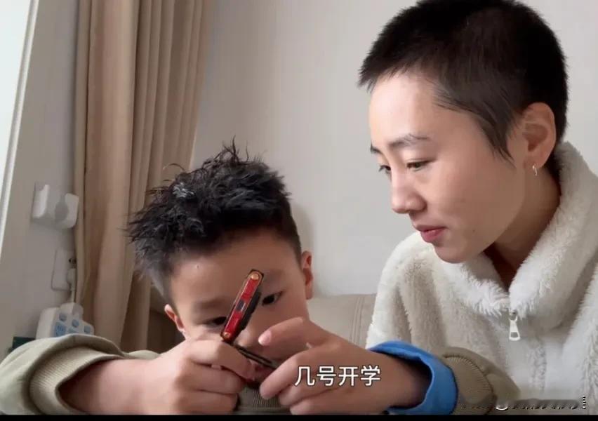 秋天妈妈终于洗白白了，把孩子教育的真好，让孩子和爸爸打招呼，约爸爸下次再玩，还让