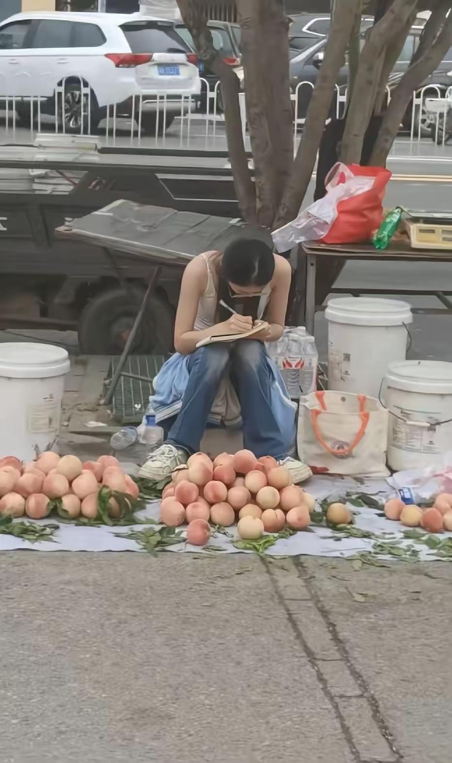 她是在学习还是记账？
我觉得不管是那种行为，她以后都不会差，能在这种地方，不畏外