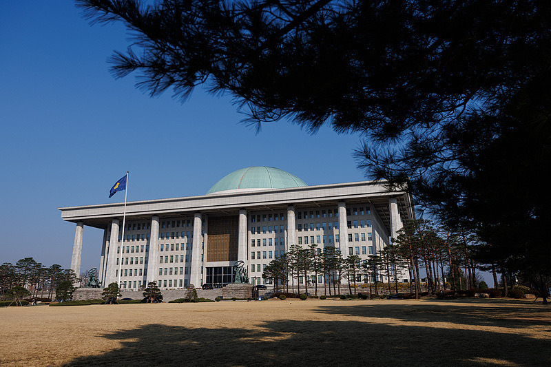【#韩国正式确定6月3日举行提前大选#】当地时间8日上午，代行总统职权的韩国国务