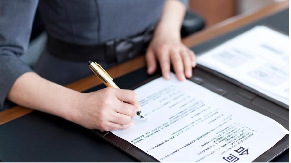 月薪一万的店长被“自动离职”，被起诉后公司想用一份假合同一锤定音，反而印证违法用