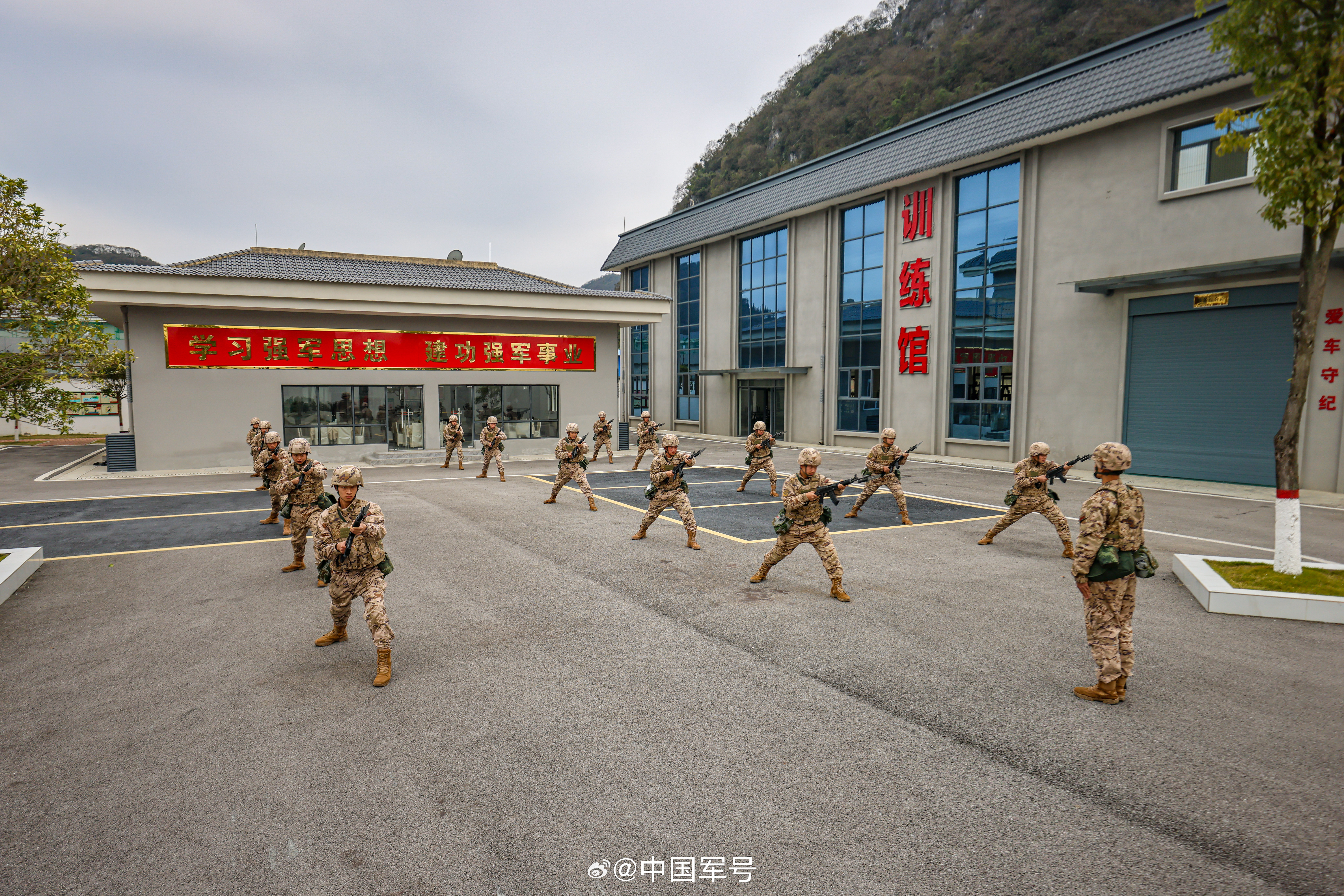 【练！练！练！直击武警官兵多课目训练酷飒现场】近日，武警贵州总队安顺支队组织开展