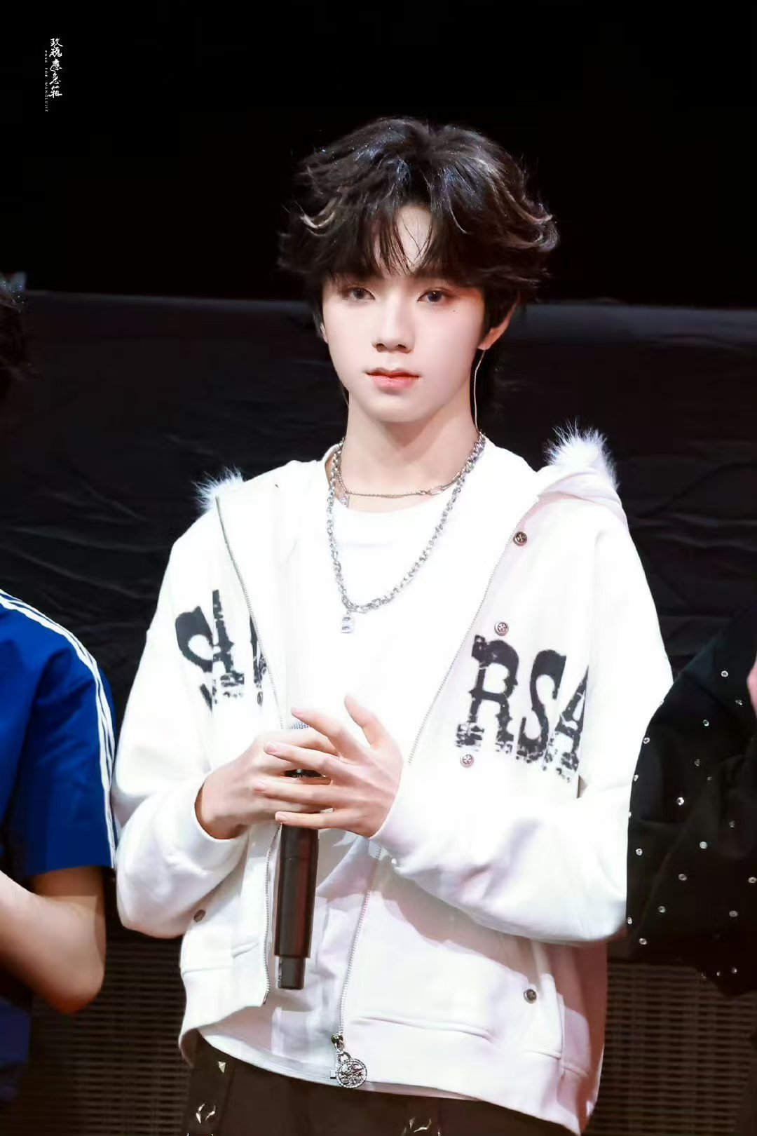 王橹杰卷毛白发挑染王橹杰卷毛白发  今天是卷毛橹橹 