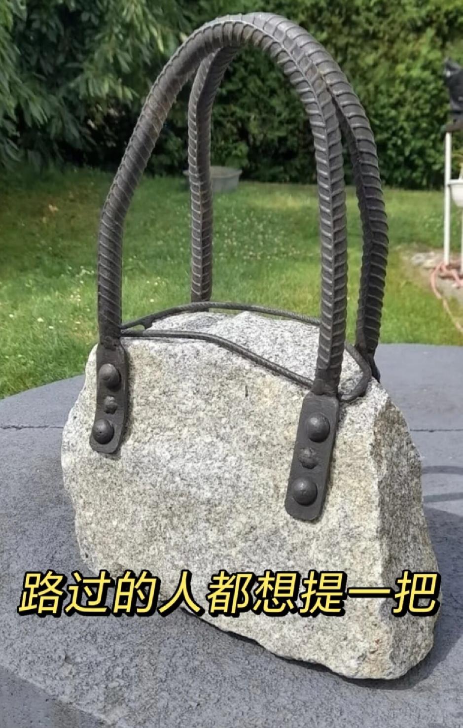 这设计师不去巴黎世家上班，真的可惜了。刷到这张图我直接笑出声，这设计师不去巴黎世
