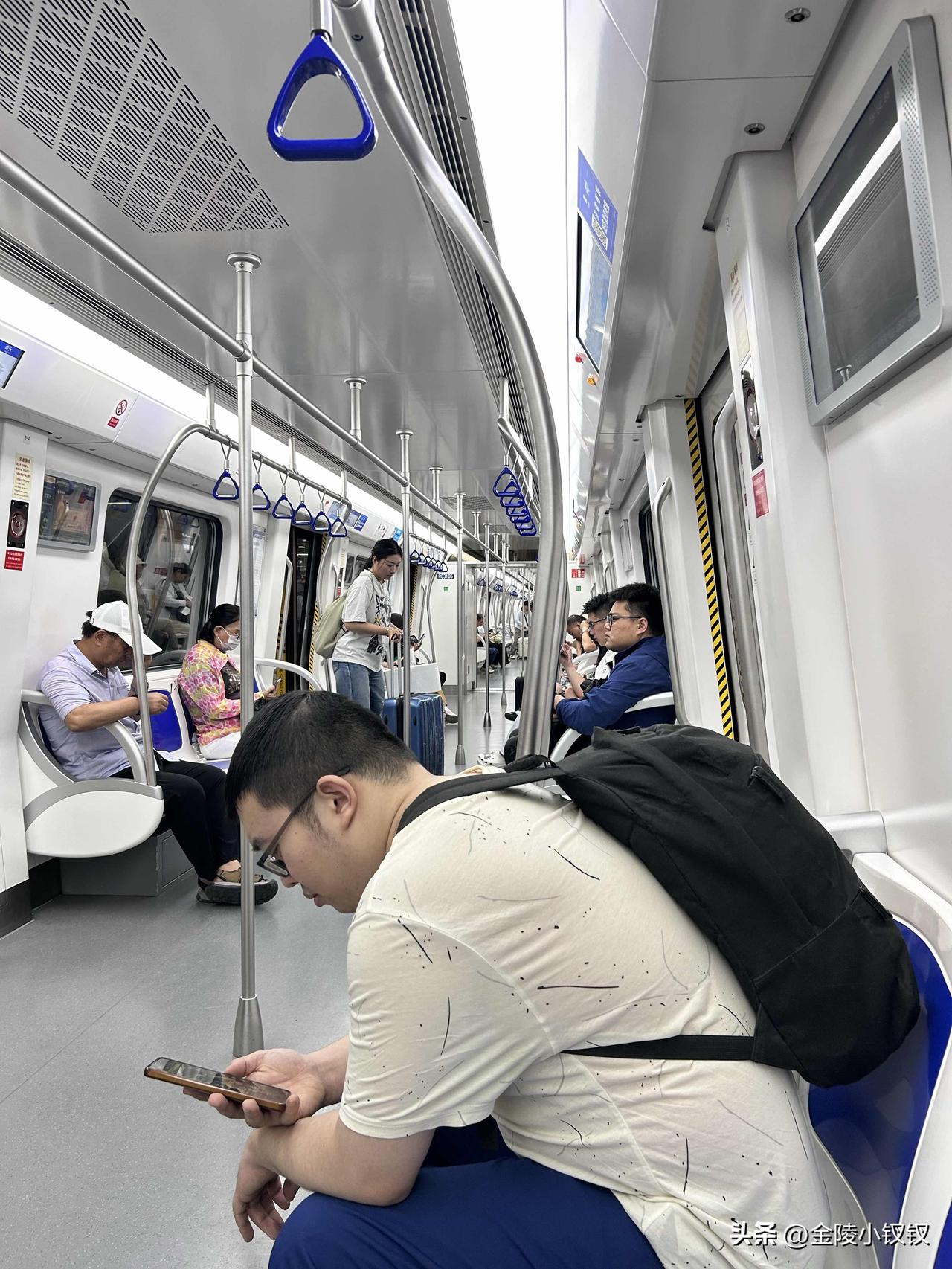 济南的交通呀！

今天一早又来颐养中心看我95岁的老妈了，今天八点半进入6号地铁