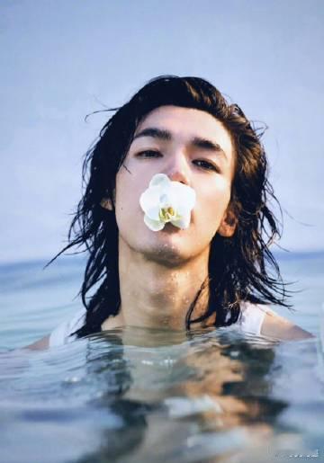 此沙文俊辉反派卡颜  此沙和文俊辉的反派角色，超绝特工服搭配打戏，这组合简直无敌