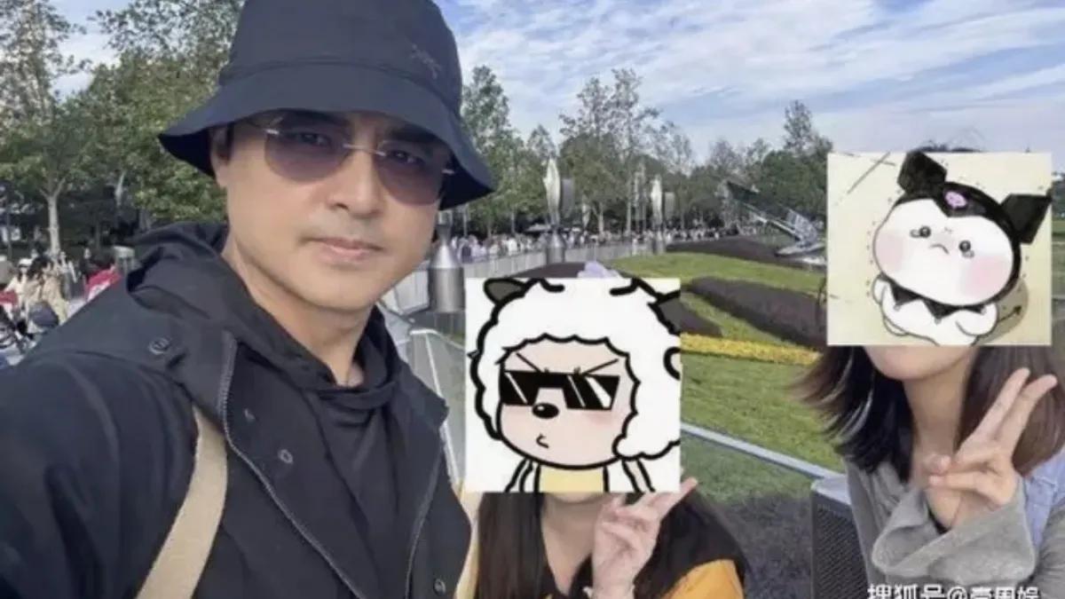 在不经意间，明道一家四口的温馨画面跃入眼帘，令人眼前一亮。他的妻子身着时髦装扮，