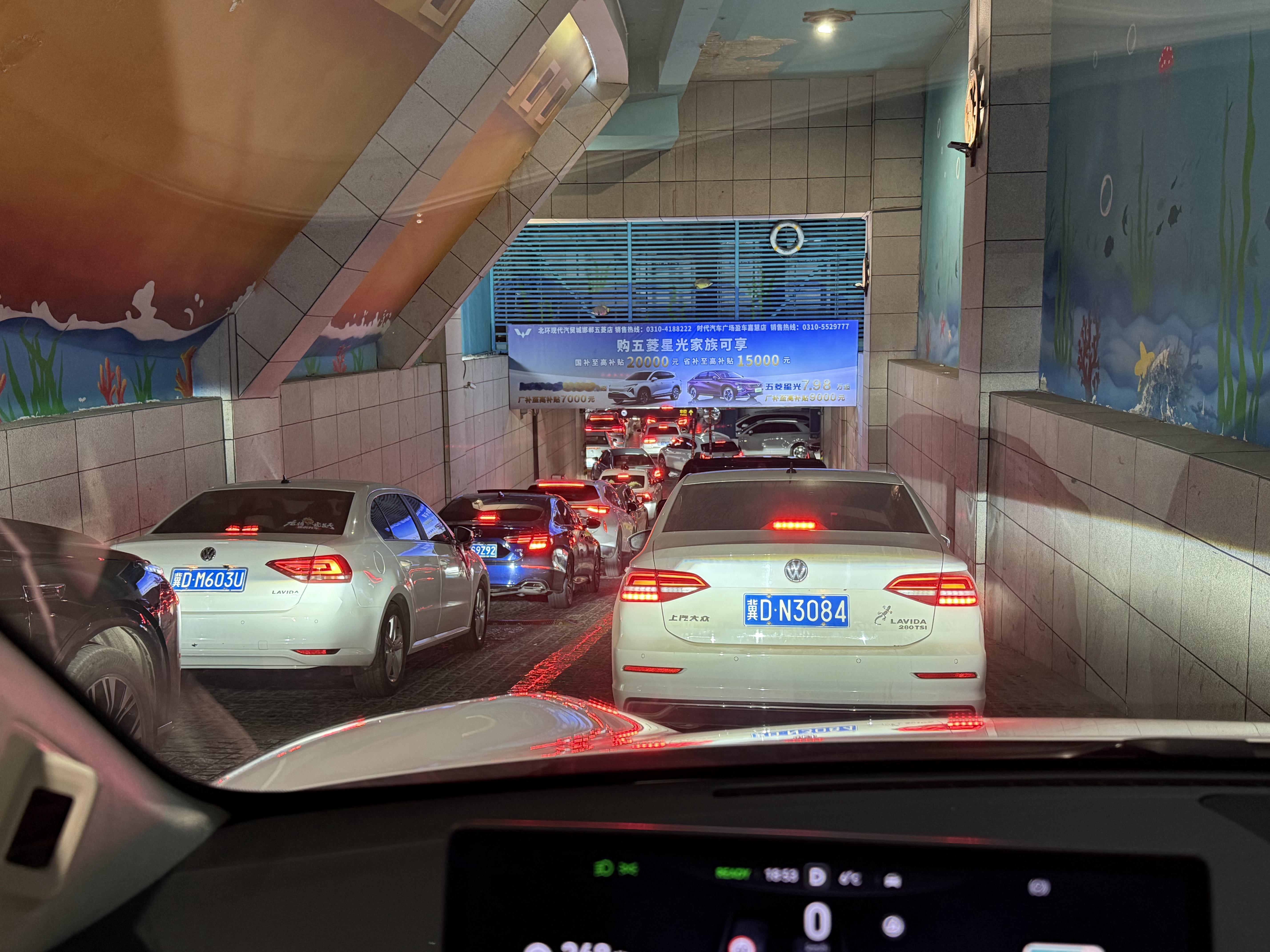 有一种绝望叫“周末的商场停车场”！[衰][衰][衰] 