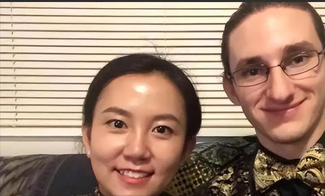 “你应该滚回中国去！”“别用亚洲人的脏习惯喂我的孩子！”2019 年美国一男子不